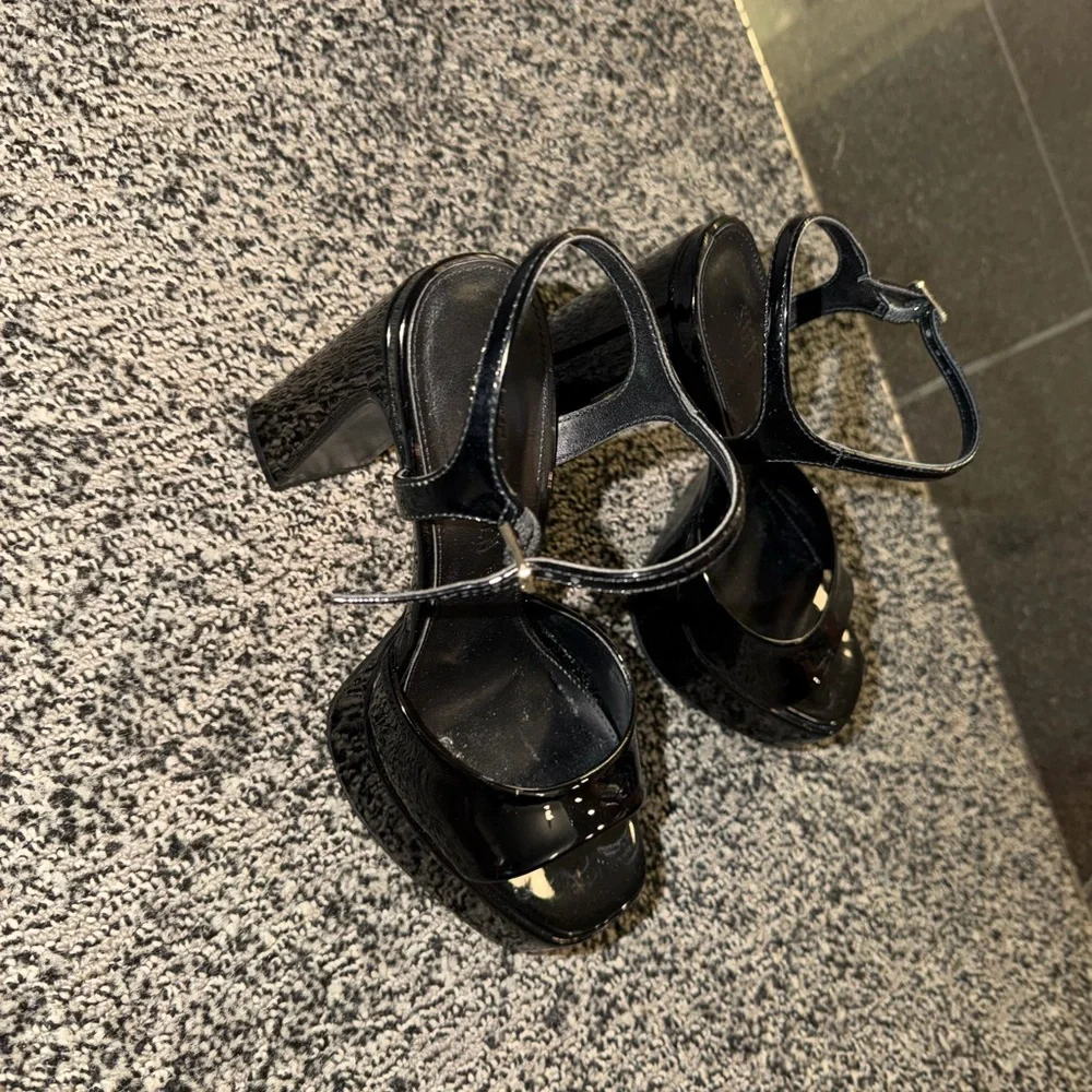 Stylish Black Sandals - Picture 3 of 3